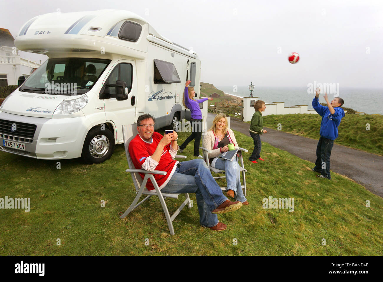 Comediante Rowland Rivron y familia disfrutando de una autocaravana de vacaciones. Foto de stock