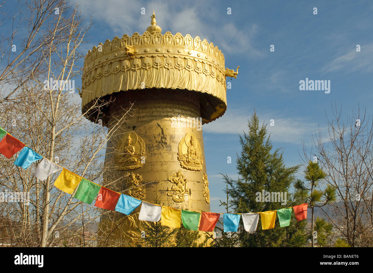 La rueda de oración tibetano más grande en el mundo shangri la china Foto de stock