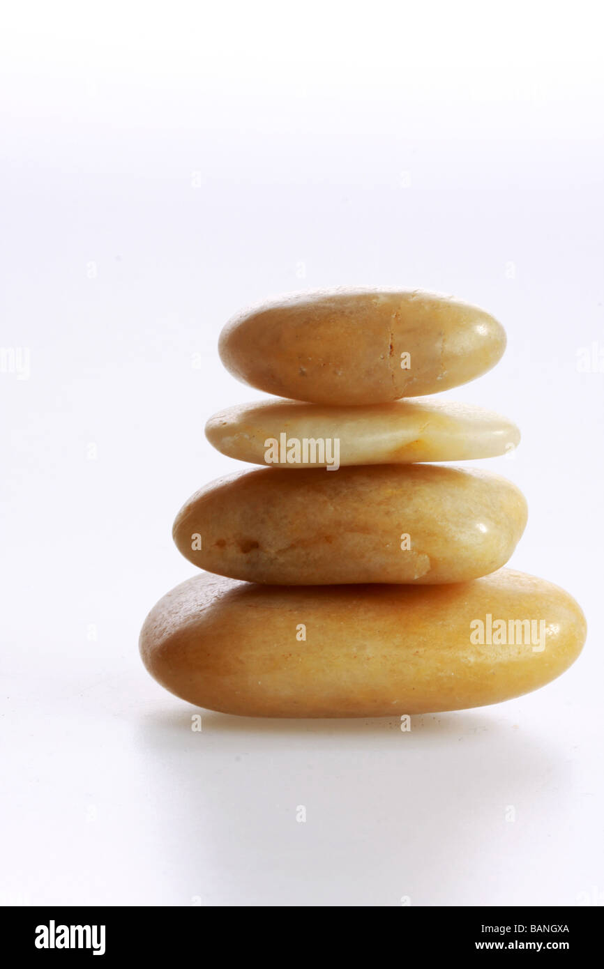 Piedras Zen aislado en blanco con espacio de copia Foto de stock
