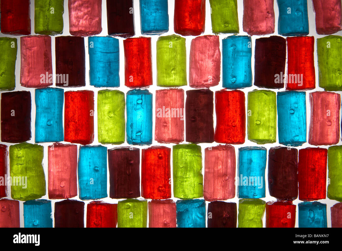 Colores brillantes rectangular traslúcido caramelos en patrón de hilera Foto de stock