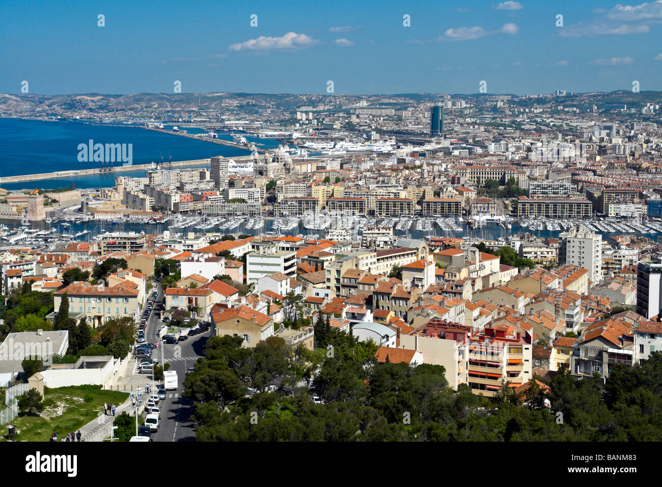 Vista general del centro de Marsella desde el sur hacia el mar, la zona del puerto y el mar Mediterráneo con la Catedral en el centro Foto de stock