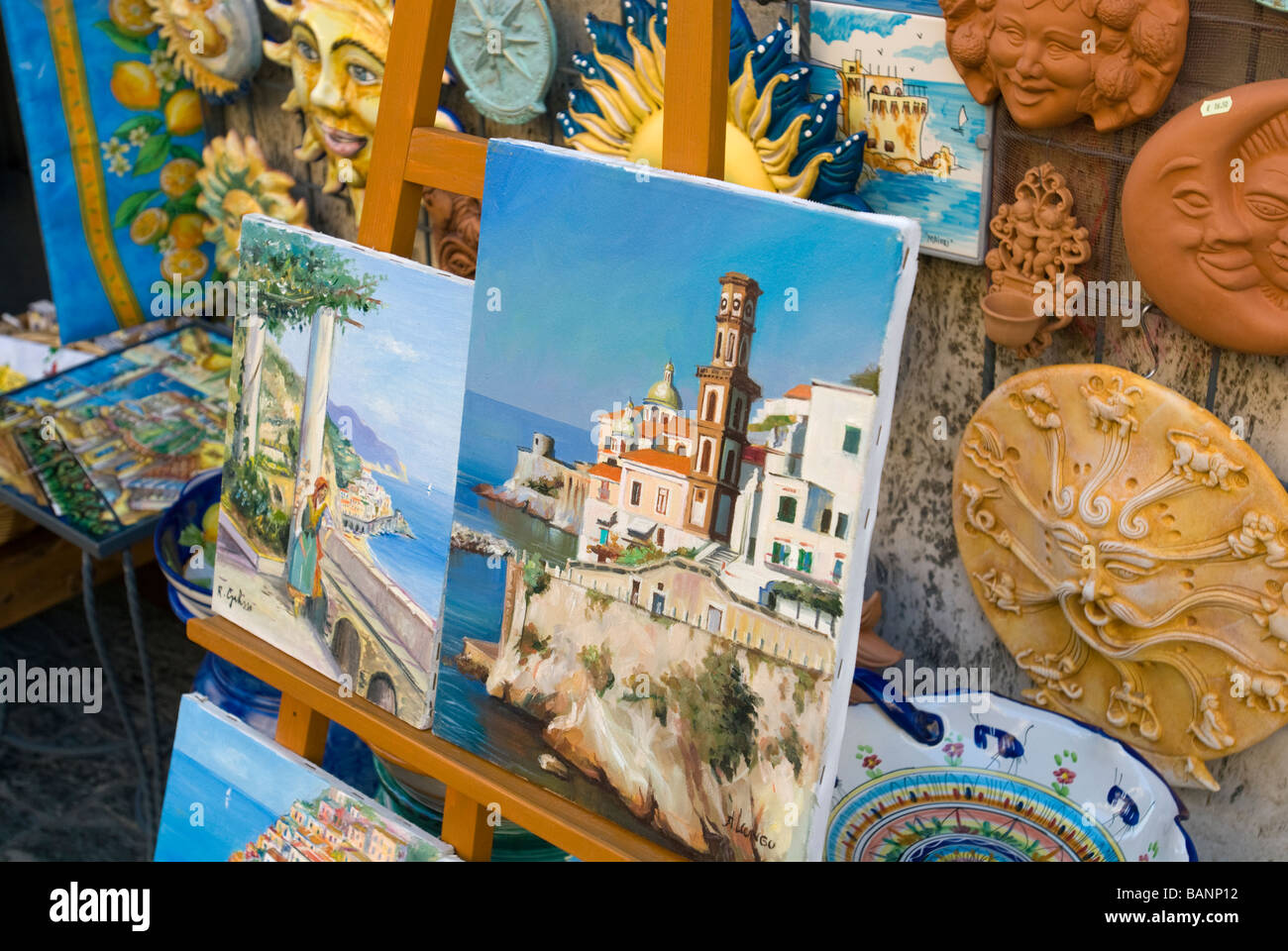 Souvenirs en venta en Maiori, en la costa de Amalfi, Campania, Italia Foto de stock