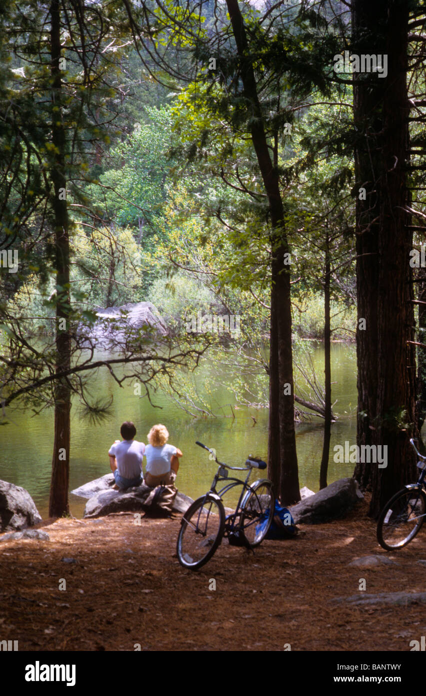 Par bicicleta Yosemite río Merced bosque ejercicio de recreación deportiva  naturaleza agua natural resto amor Fotografía de stock - Alamy