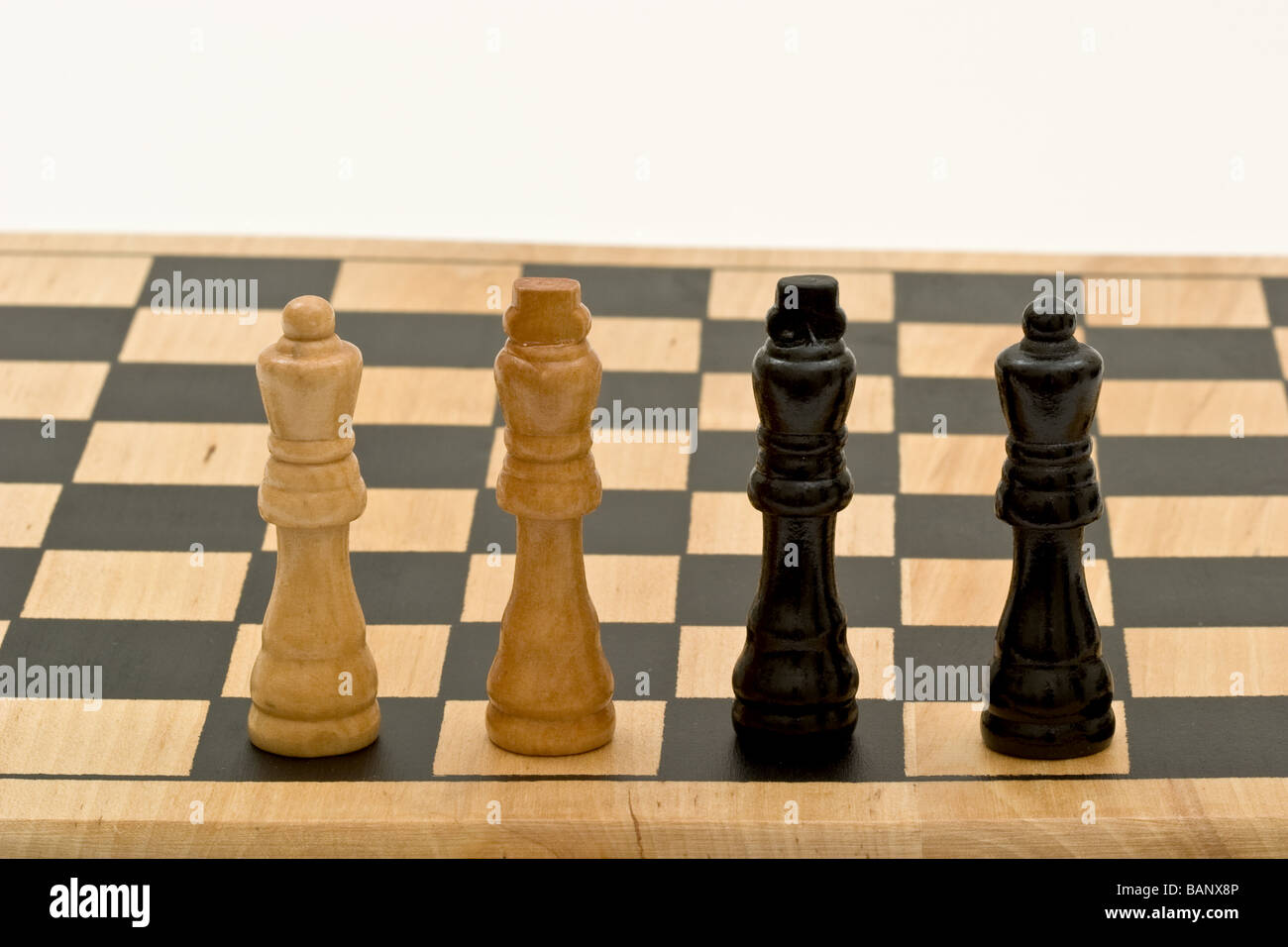 Pieza de ajedrez dos reyes y dos reinas en un tablero de ajedrez Fotografía  de stock - Alamy
