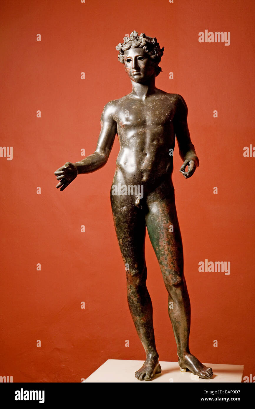 Escultura en bronce romano de el Efebo de Antequera Museo Municipal Málaga Andalucía España Foto de stock