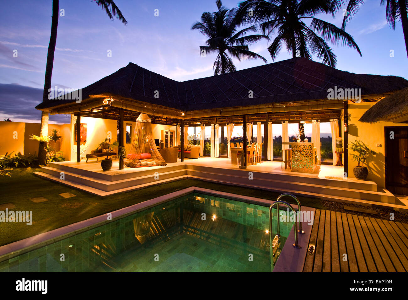 Privat Pléyades Villa con piscina rodeada por campos de arroz en Ubud, Bali, Indonesia Foto de stock