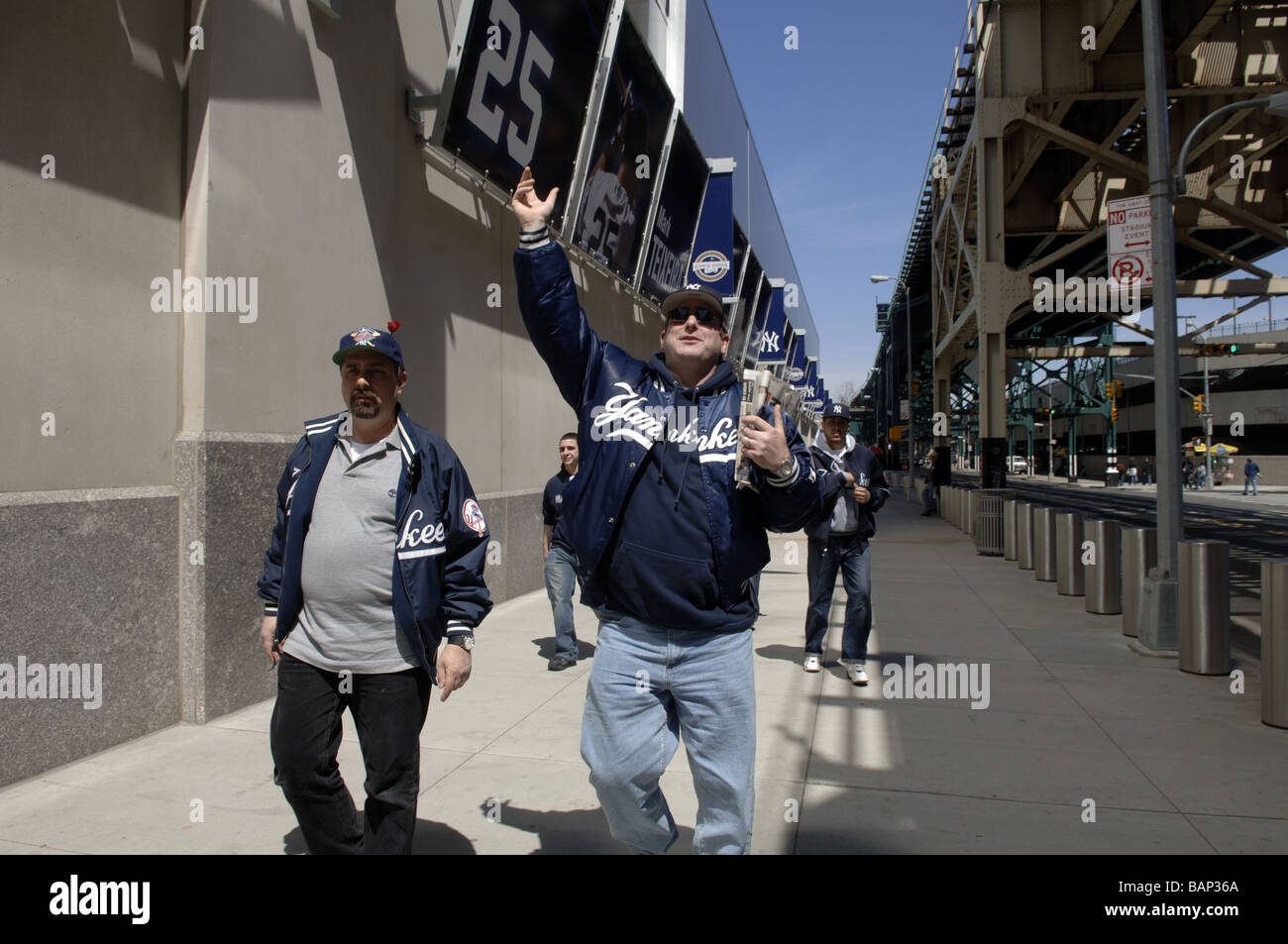 Los Fans llegan para el hogar abridor en el nuevo Yankee Stadium de Nueva York del Bronx Borough Foto de stock