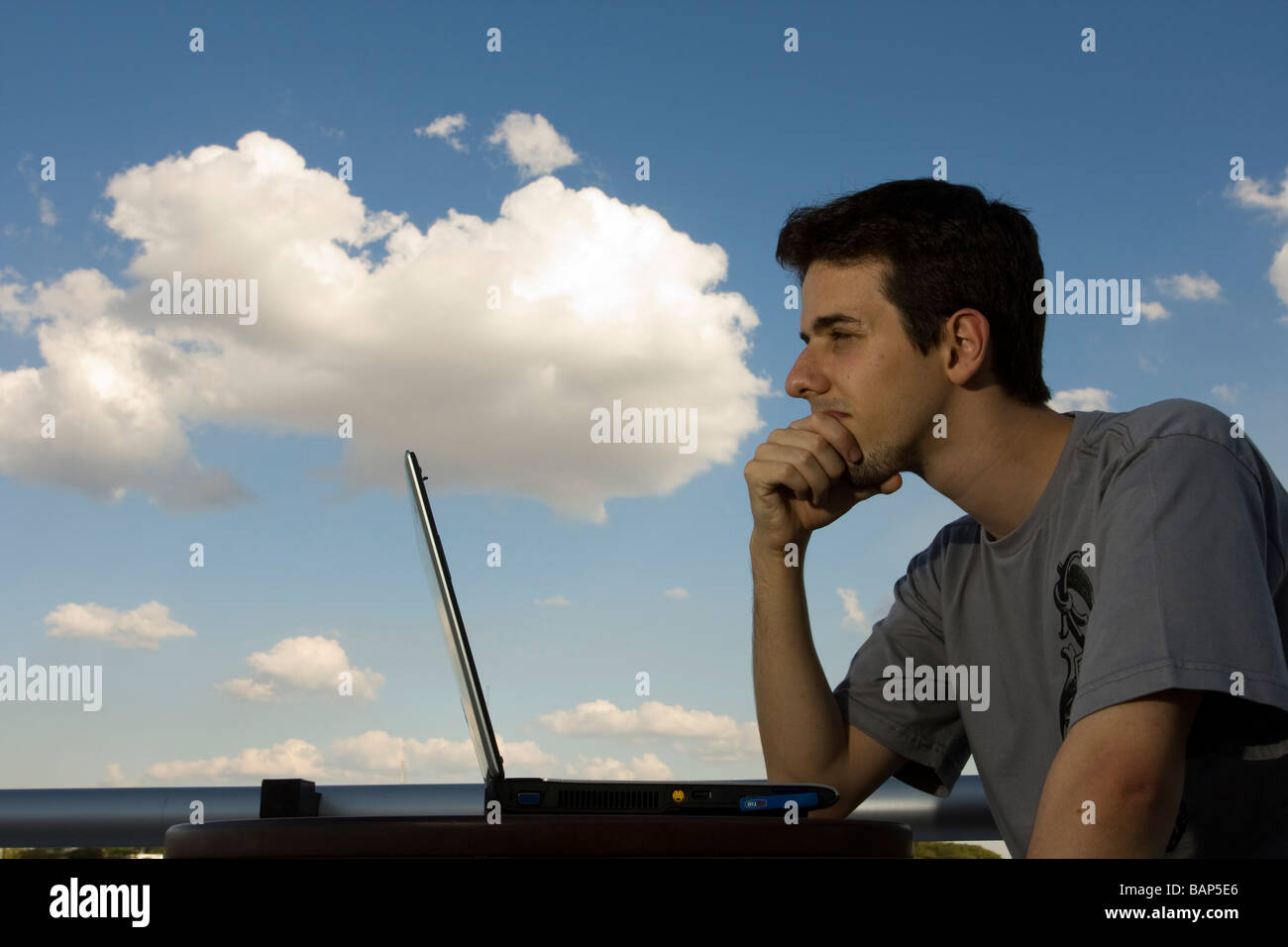 El hombre en su equipo después de haber perdido sus datos sobre cloud computing en google Foto de stock