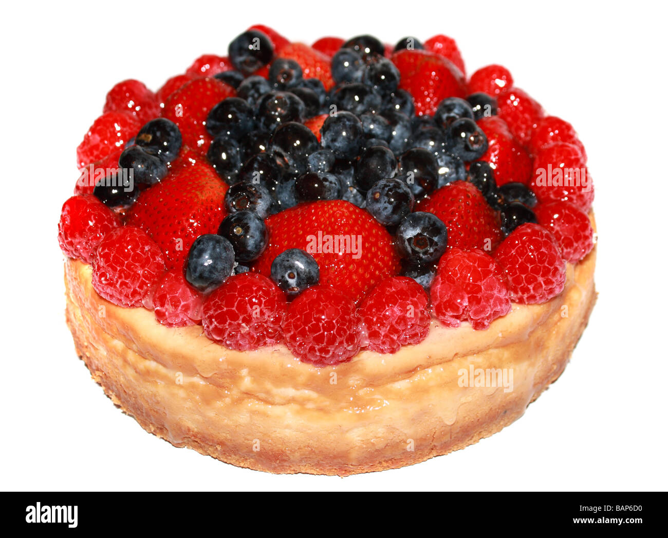 Fresa, moras y frambuesas cheesecake aislado en blanco Foto de stock