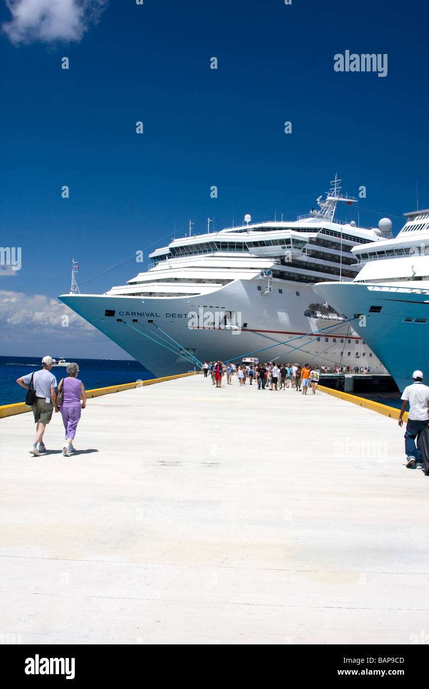 Carnival Cruise Line buques en el puerto Foto de stock