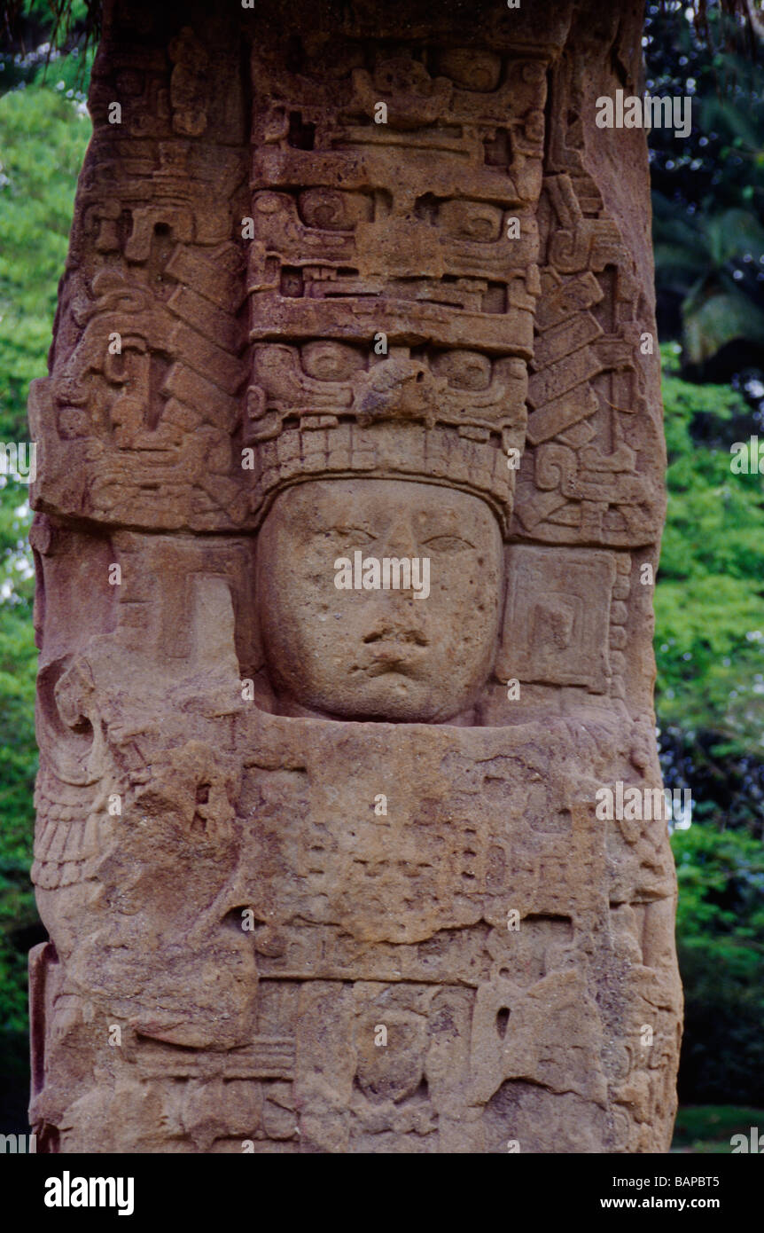 Esta estela representa a un gobernante con elaborados tocados de la gran civilización maya QUIRIGUÁ RUINAS GAUTEMALA Foto de stock