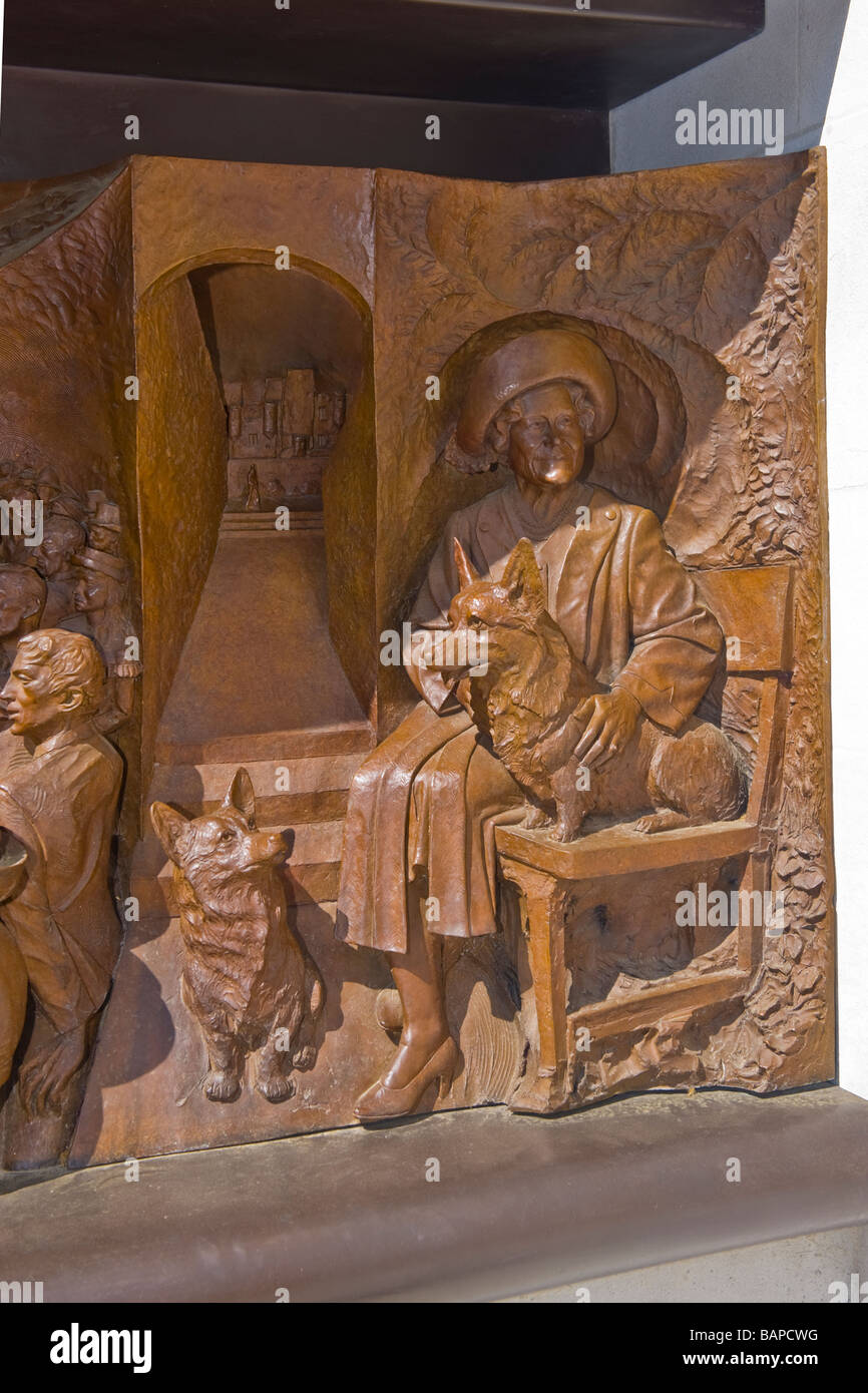 Panel friso de bronce detalle por Paul Día de la vida de la Reina Elizabeth, la Reina Madre , 1900 - 2002 , sentado con corgis , Castillo Mayo Foto de stock