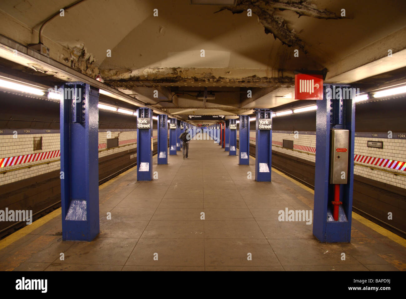 Una plataforma casi vacía en la estación de metro de York Street, Brooklyn, Nueva York. ISO100 Foto de stock