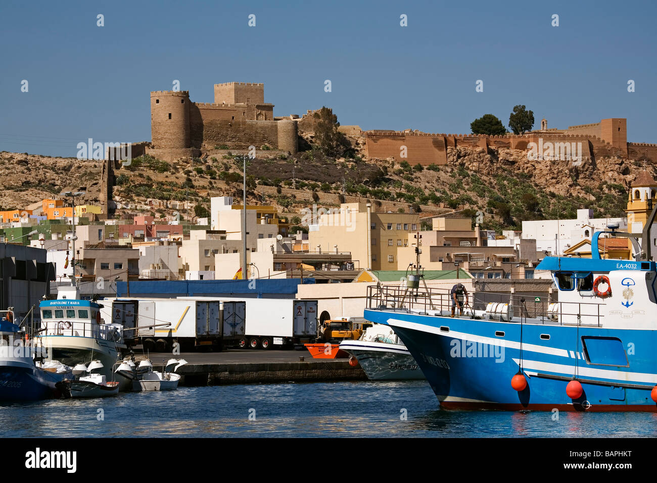 El puerto pesquero y el castillo de Citadel Monumental Almería Andalucía  España Fotografía de stock - Alamy