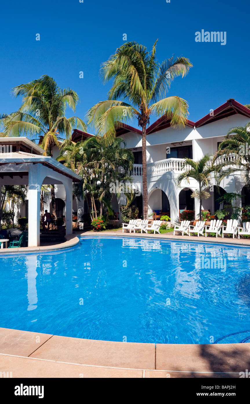 La Zona De La Piscina Del Resort Hotel Zullymar En Tamarindo Guanacaste Costa Rica Centroamerica Fotografia De Stock Alamy