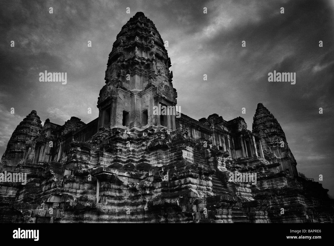 Las torres centrales de la corte interna en Angkor Wat, cerca de Siem Reap, Reino de Camboya. Foto de stock