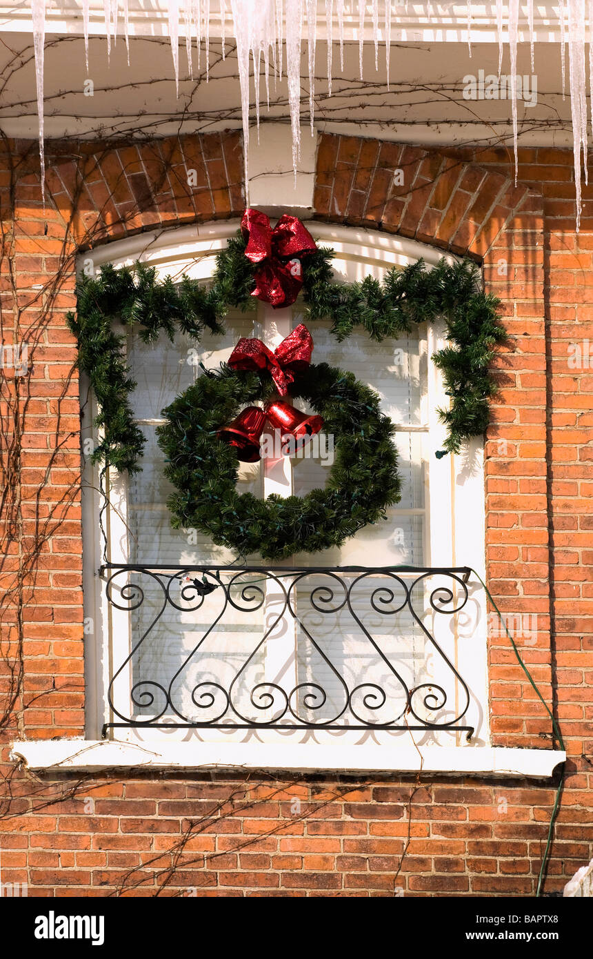 Adornos de Navidad en el exterior del edificio, Waterloo, Quebec, Canadá Foto de stock