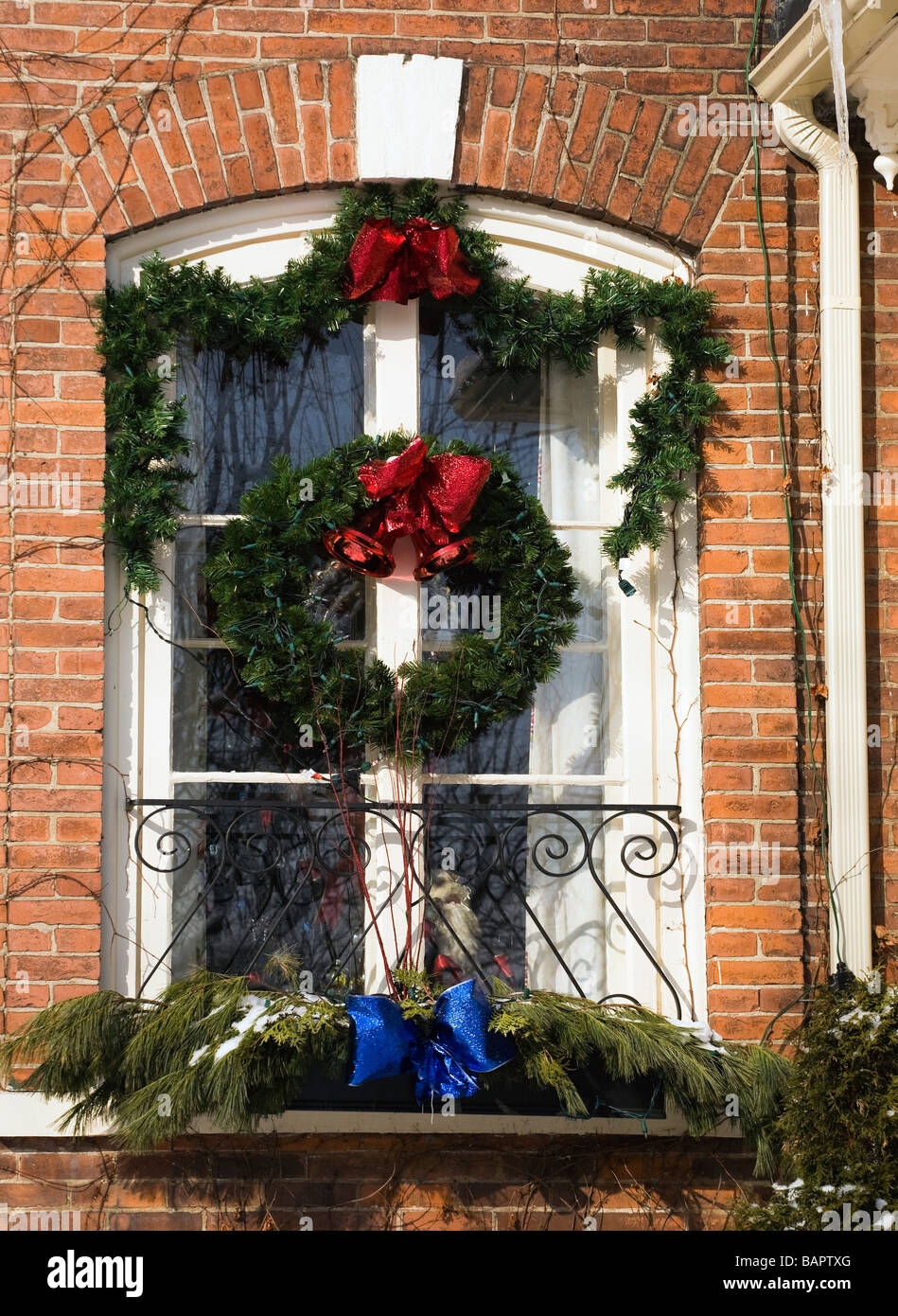 Adornos de Navidad en el exterior del edificio, Waterloo, Quebec, Canadá Foto de stock