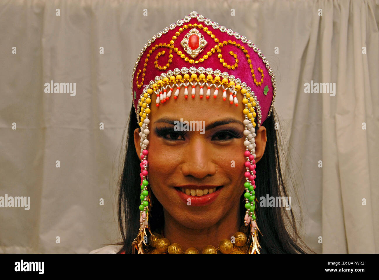 Una transexual asiática durante un concurso de belleza transgénero trabajadores migrantes en Tel Aviv, Israel Foto de stock