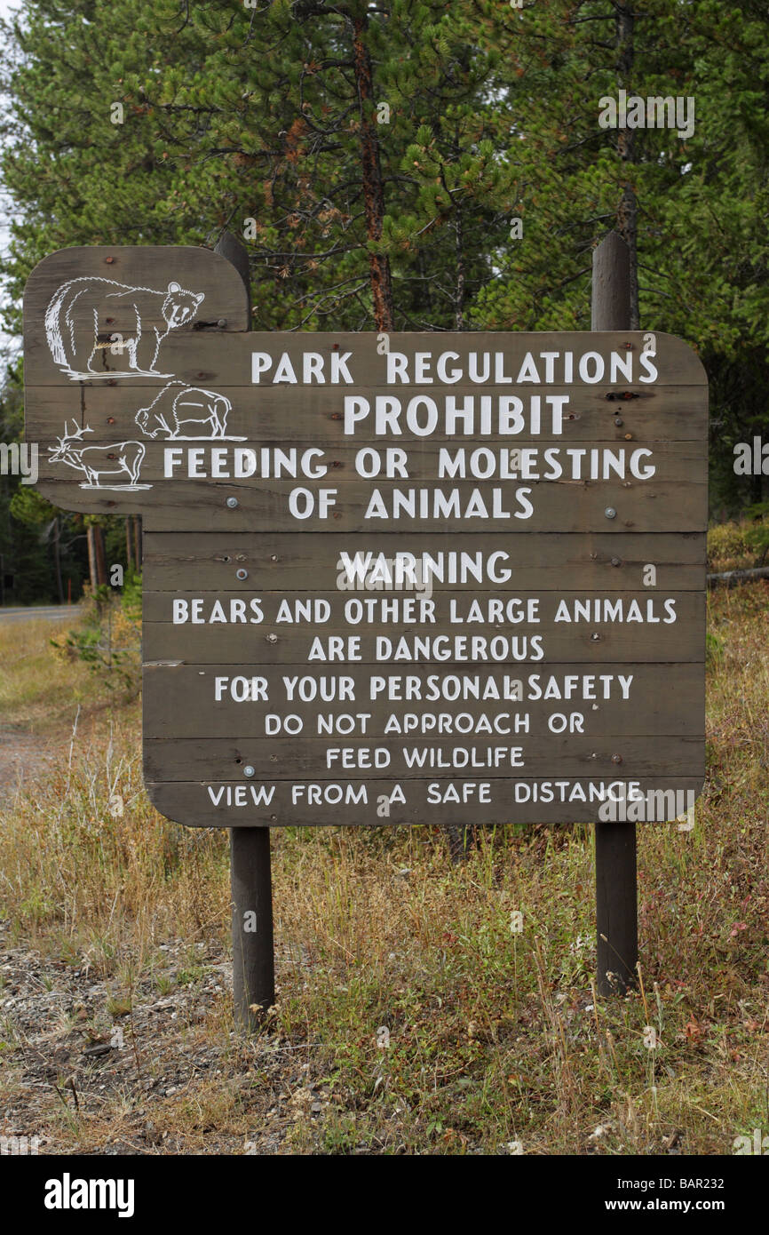 Signo de fuego reglamentarias para turistas por el lado de la carretera en el parque nacional de Yellowstone. Foto de stock