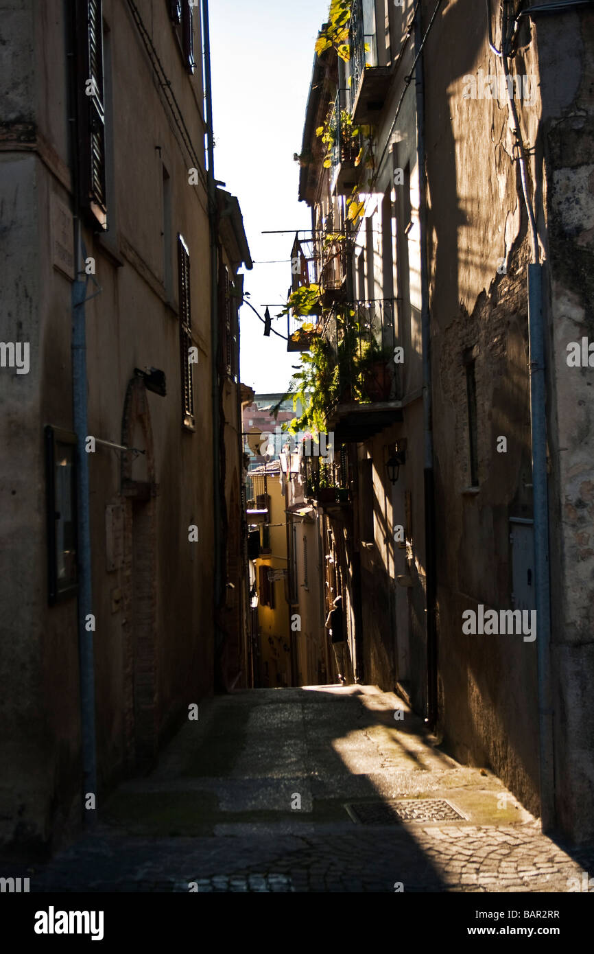 Calle estrecha en el sur de Italia, Pietrelcina Foto de stock