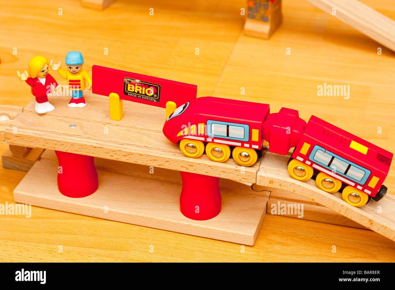 Un tren de madera Brio infantiles para niños hecha de madera y la vía  apenas otro hace de los trenes también desde otros conjuntos de tren  Fotografía de stock - Alamy