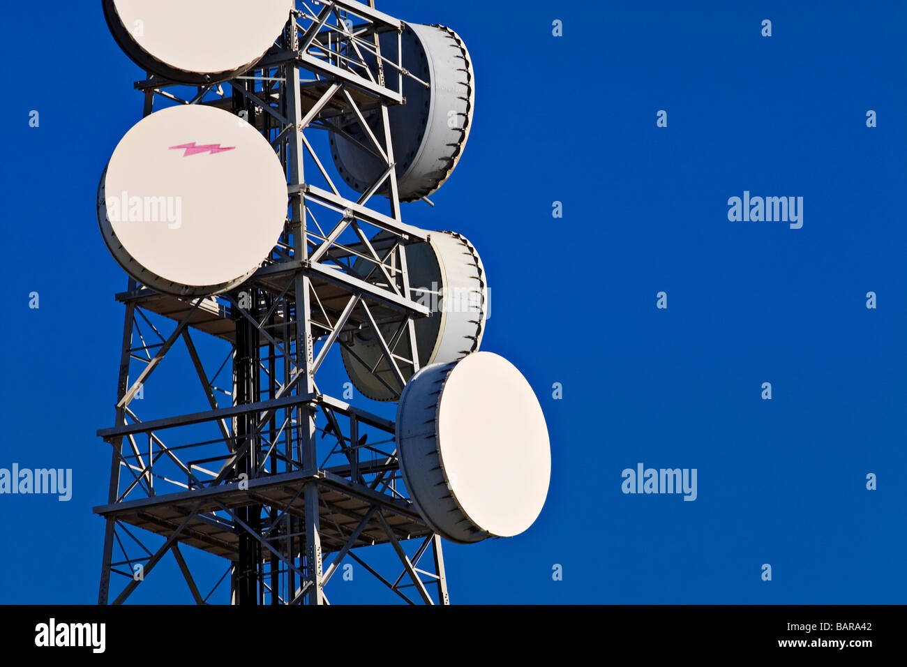 La tecnología de las comunicaciones / torre de transmisión por microondas.Melbourne,  Victoria, Australia Fotografía de stock - Alamy