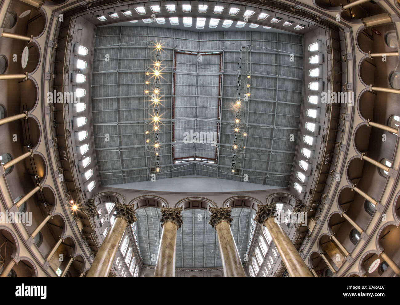 Esto es una imagen HDR del techo del National Building Museum en Washington, DC, un museo de arquitectura y diseño. Foto de stock