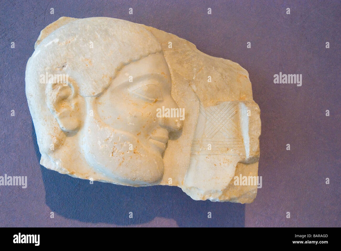 Fragmento de una estela de graves desde el año 550 A.C. en Kerameikos museum En Gazi distrito de Atenas Grecia Europa Foto de stock