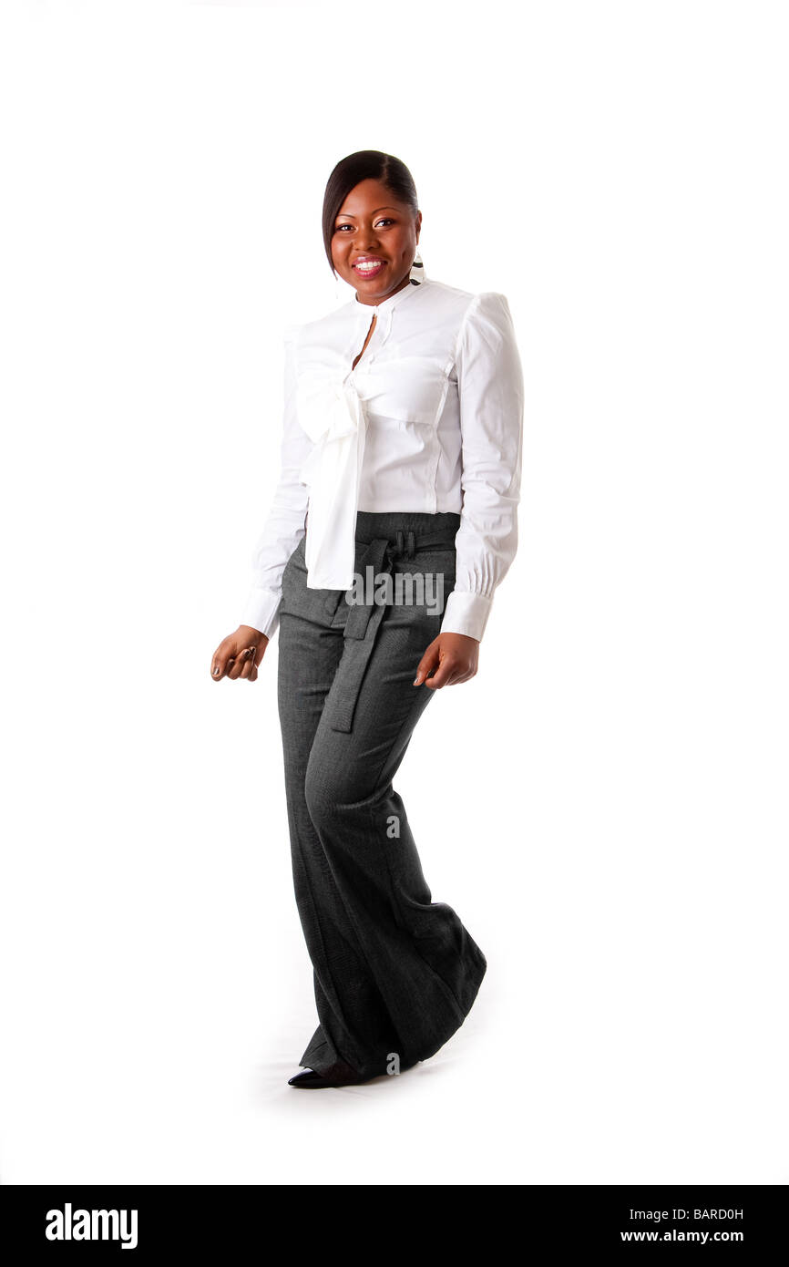 Hermosa mujer de negocios Afroamericanos con actitud vestido con una camisa  blanca y pantalón gris aislado feliz baile permanente Fotografía de stock -  Alamy
