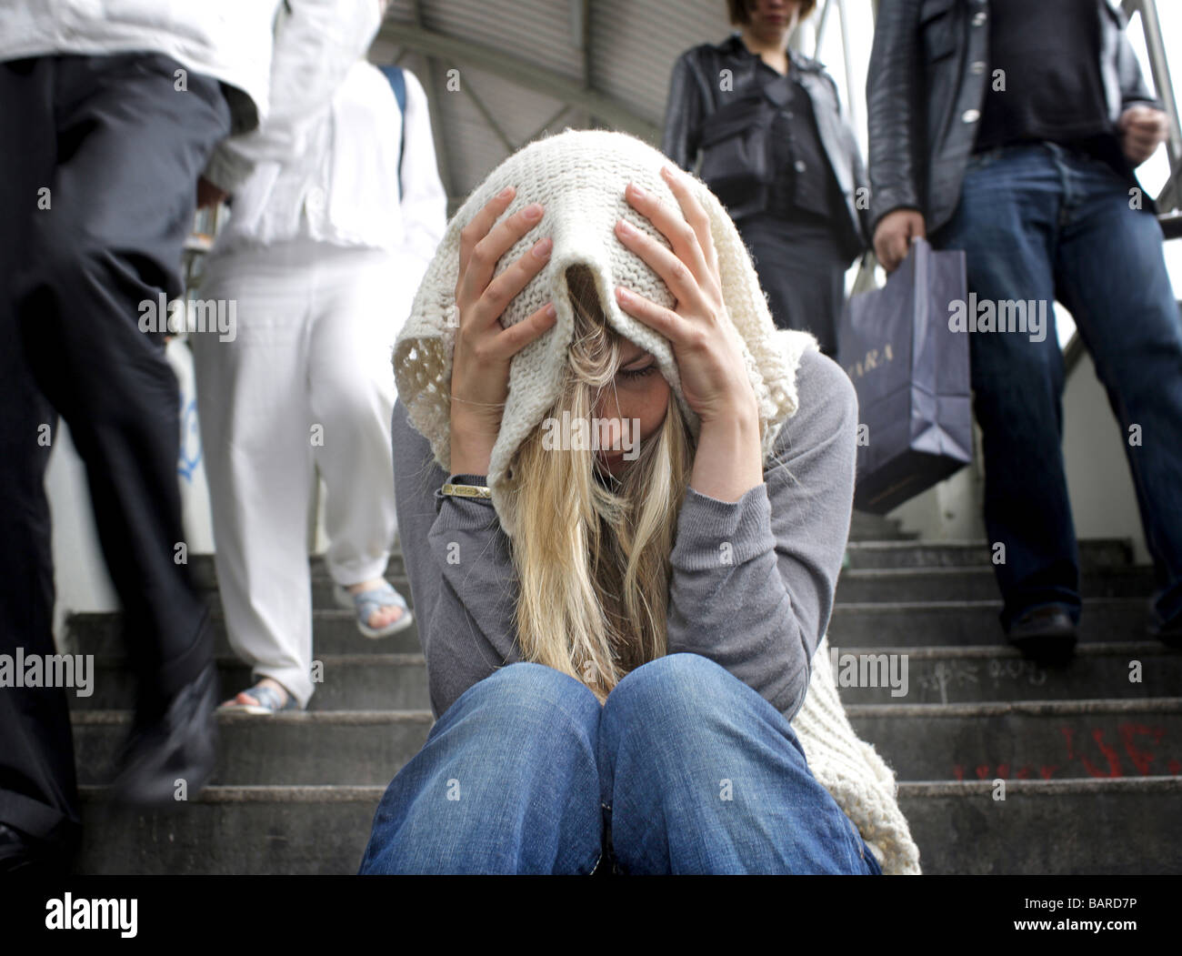 Joven Mujer sentada en escalera Foto de stock