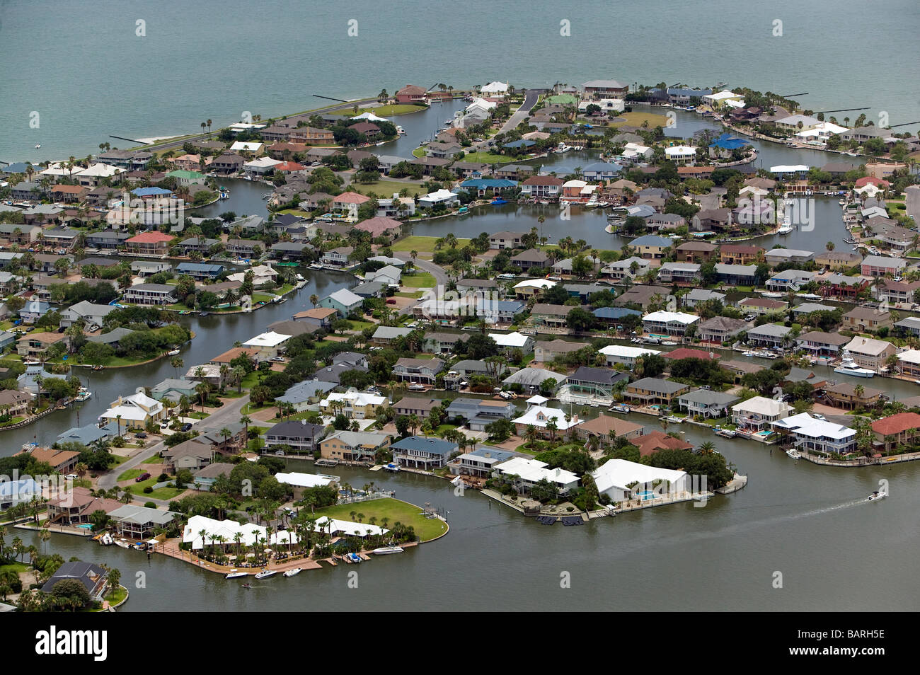 Vista aérea sobre residencias frente al mar de la costa del Golfo de Texas Foto de stock