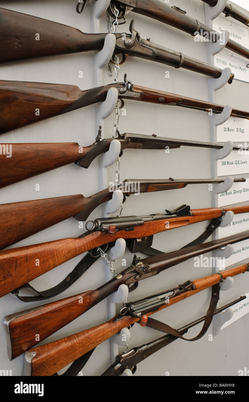 Rifles y escopetas antiguas en exhibición en el BASC NI Juego Justo 2º 3º  de mayo de 2009 Fotografía de stock - Alamy