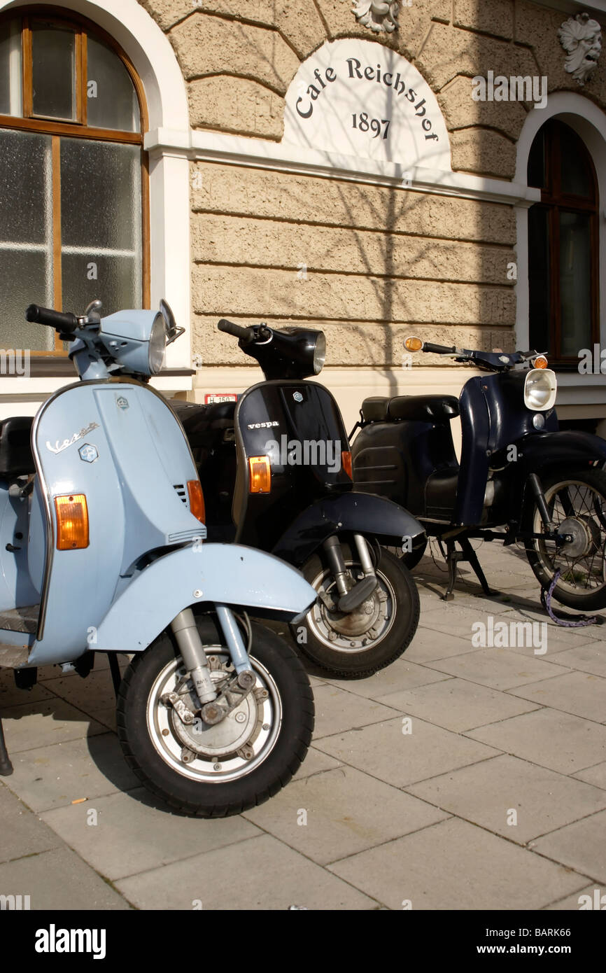 Vespa y Simpson motos scooter fuera Cafe Reichhof Baviera Munich Alemania  Fotografía de stock - Alamy