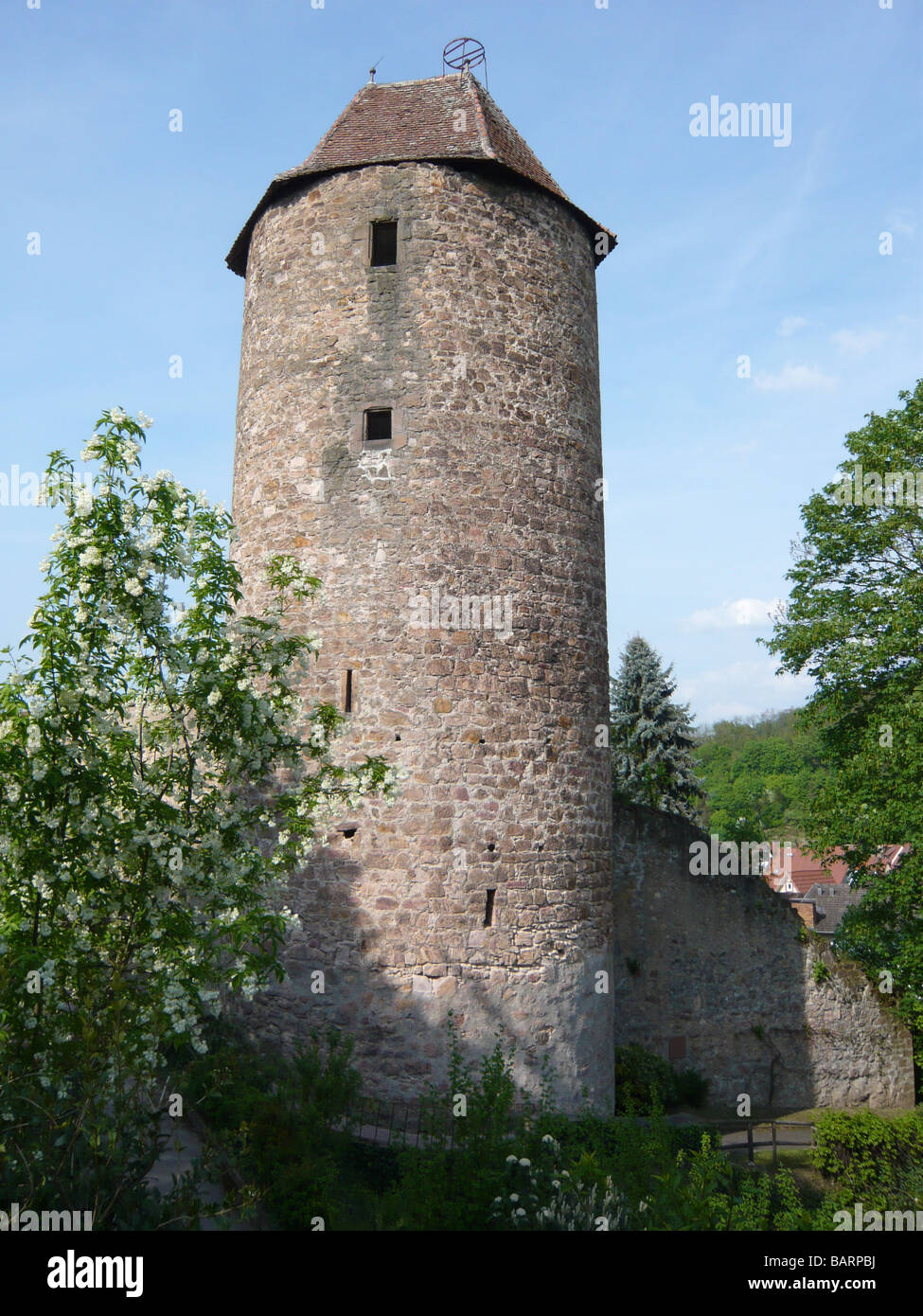La torre "Blauer Hut' y la muralla de la ciudad,Weinheim, Odenwald, Alemania Foto de stock