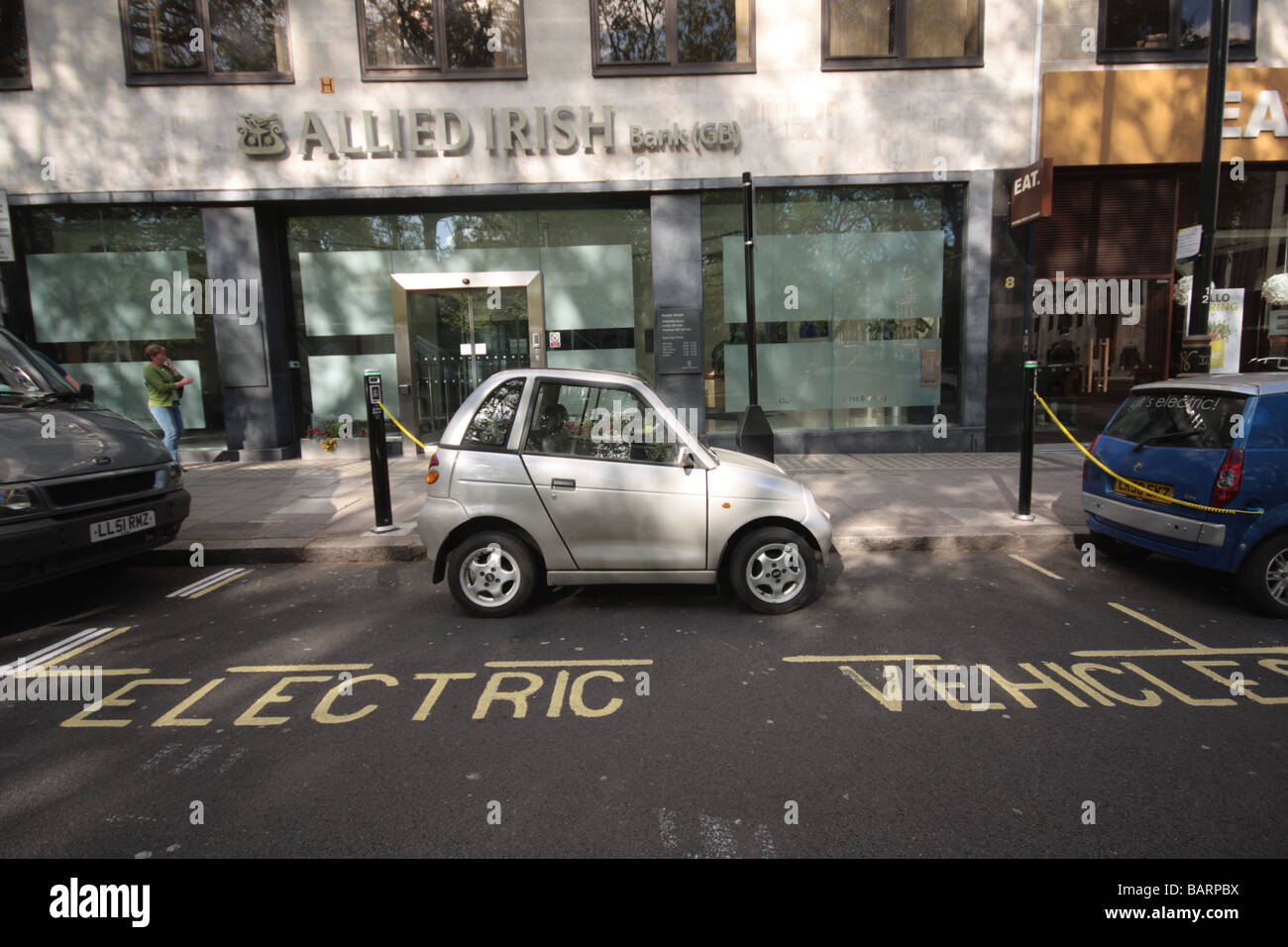 Los compradores de automóviles eléctricos para darse incentivos en efectivo G-Wiz vehículos eléctricos están estacionados en compartimentos de carga Foto de stock