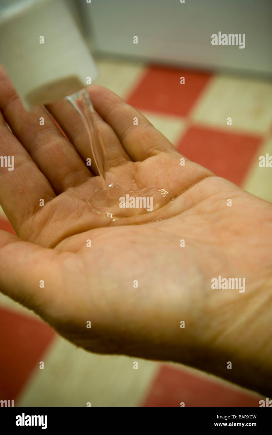 Una mujer lava sus manos con gel antiséptico y limpieza de manos Foto de stock