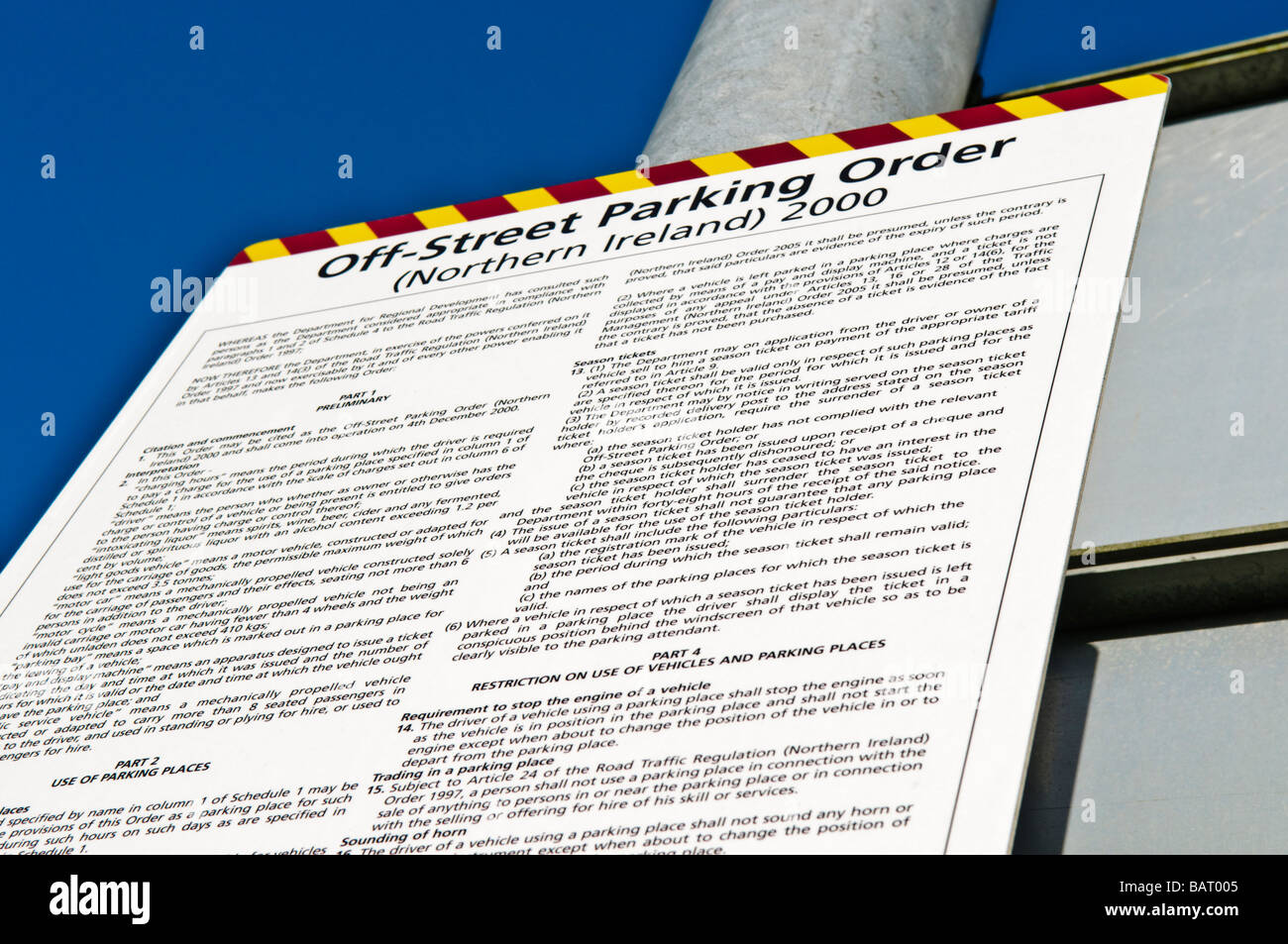 Las normas de estacionamiento en un aparcamiento gestionado por el Departamento de Medio Ambiente de Irlanda del Norte. Foto de stock