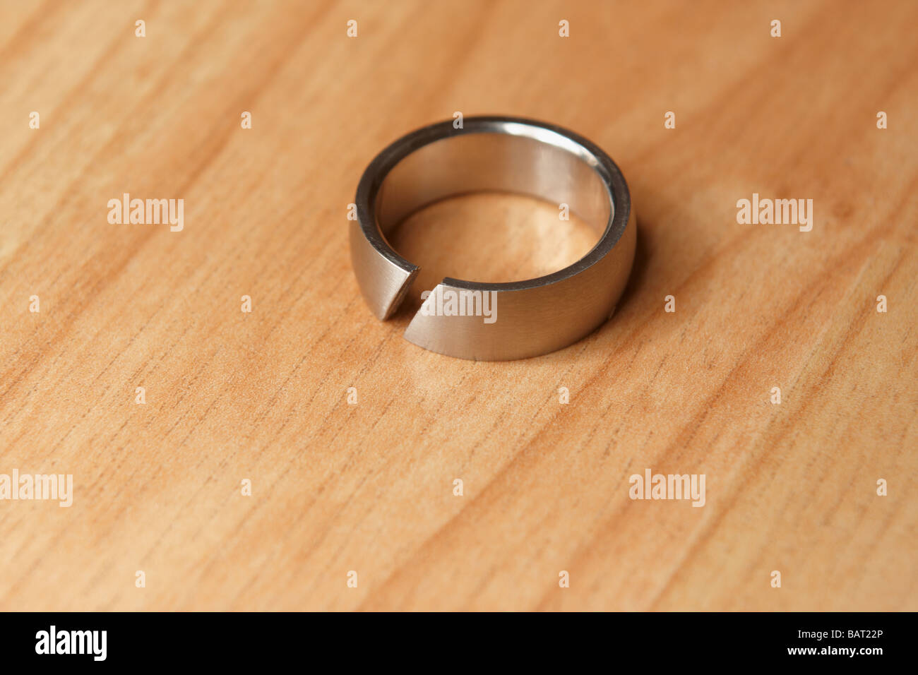 Anillo de Plata roto Fotografía de stock - Alamy