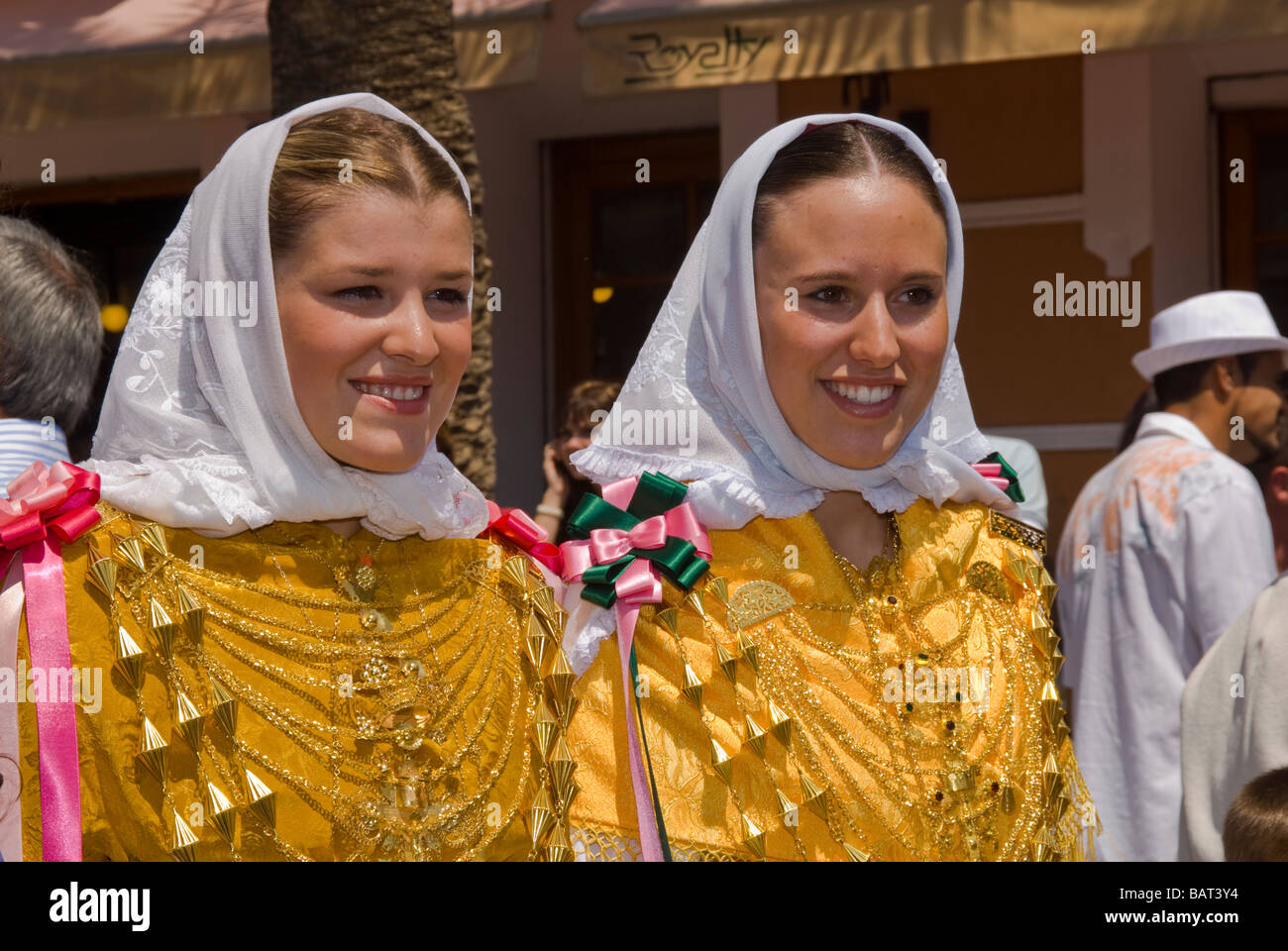 Niñas vestidos de traje tradicional ibicenca Fotografía de stock - Alamy