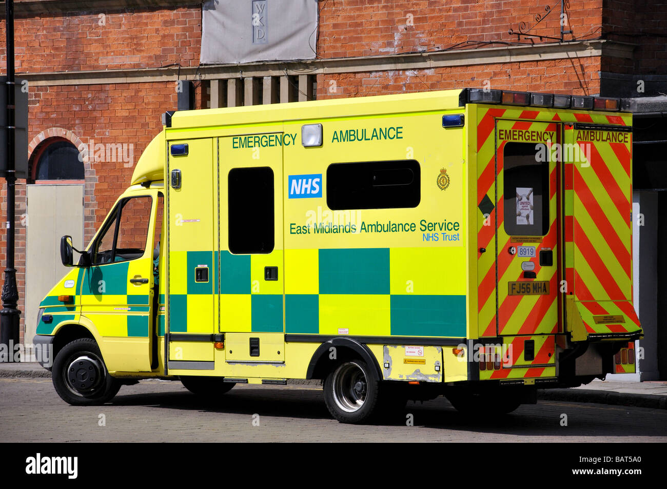 NHS East Midlands Ambulancia, Ryknold Square, Chesterfield, Derbyshire, Inglaterra, Reino Unido Foto de stock