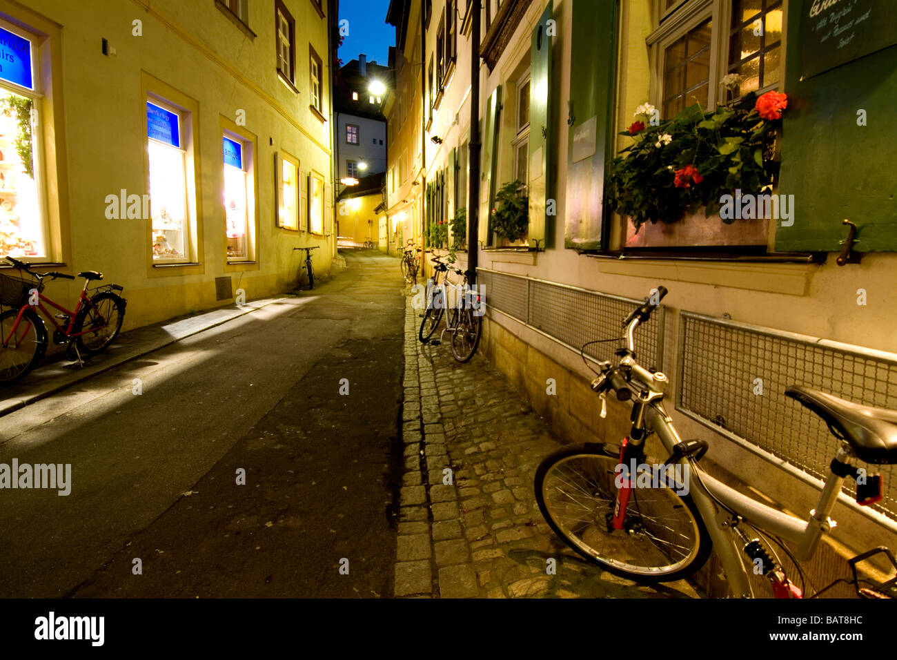 Callejón con aparcamiento de bicicletas aparte Foto de stock