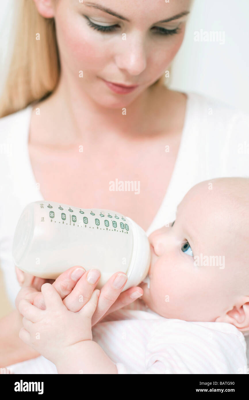 Alimentación Con Biberón Madre Alimentando A Su Niña De 7 Meses En Botella Fotografía De Stock