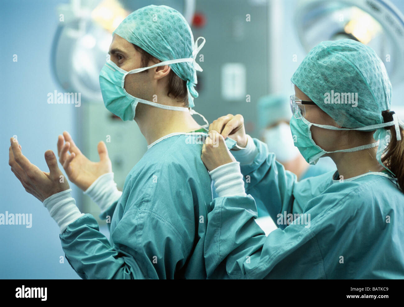 Preparación para la cirugí instrumentista ayudando a un cirujano para vestir. Esta técnica evita la contaminación de las manos del cirujano Fotografía de stock - Alamy Preparación para la cirugí instrumentista ayudando a un cirujano para vestir. Esta técnica evita la contaminación de las manos del cirujano Fotografía de stock - Alamy