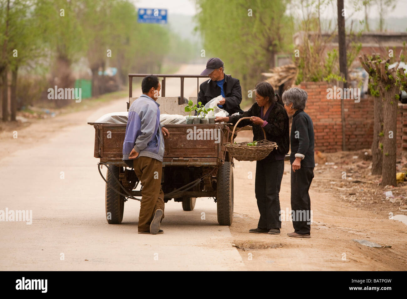 La provincia de Jilin Changchun China un comerciante de frutas y vegitable  vendiendo desde la parte de atrás de su camión de tres ruedas Fotografía de  stock - Alamy