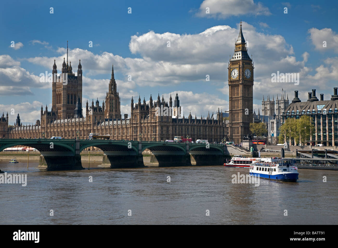 Las Casas del Parlamento, el Big Ben, el río Támesis y el Tower Bridge, Westminster, Londres, Inglaterra Foto de stock