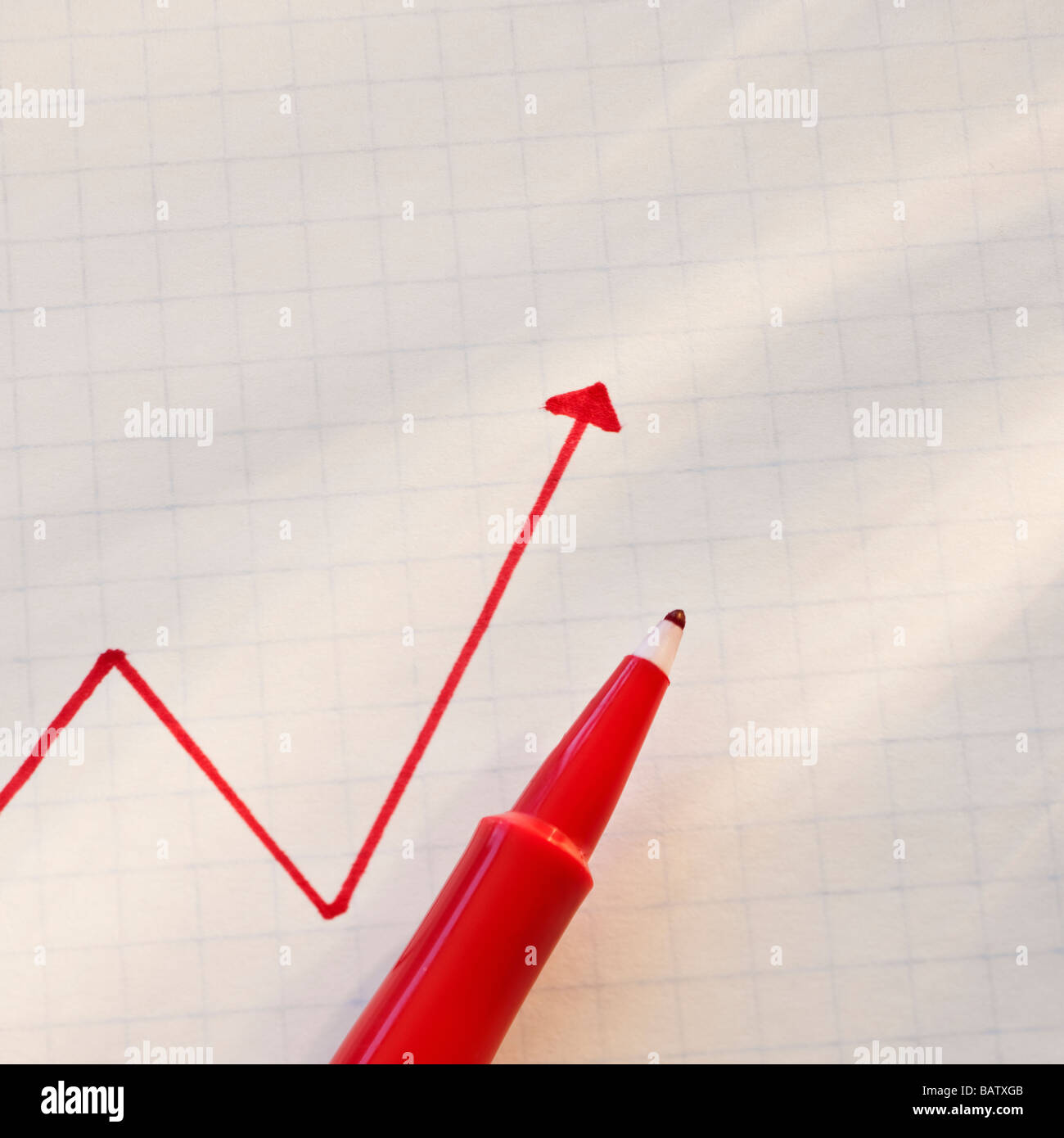 Gráfico de líneas con lápiz rojo Foto de stock