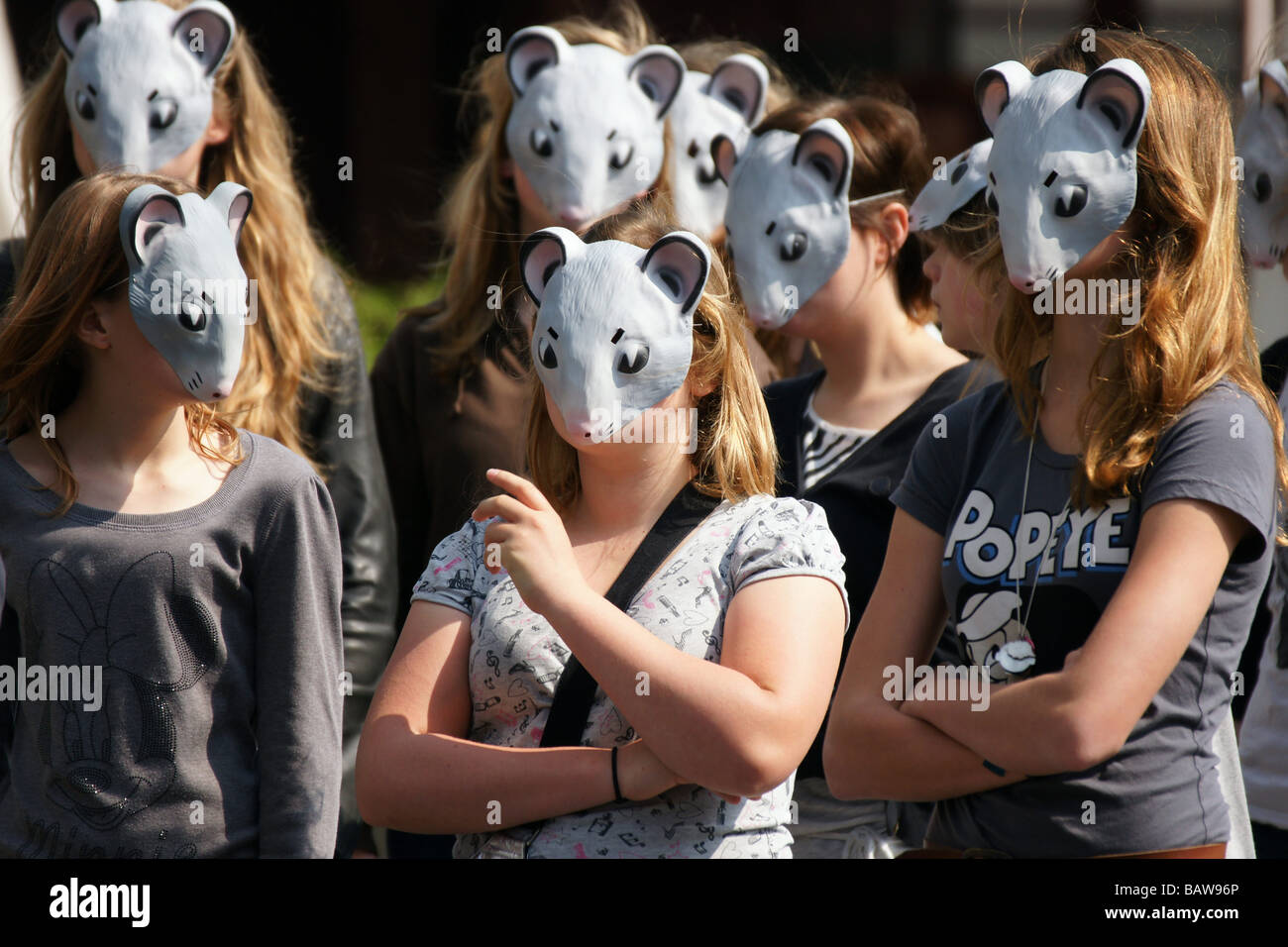 El grupo de niñas adolescentes, las mujeres vestidas con ratones máscara ocultar la identidad en la calle en la ciudad de Rotterdam, Países Bajos Foto de stock