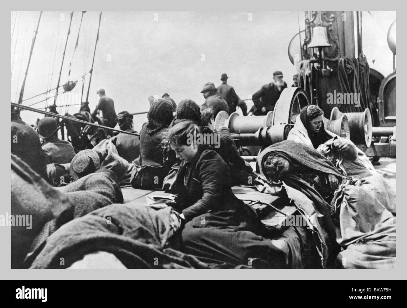 Las mujeres inmigrantes sentados en cubierta Steerage Foto de stock