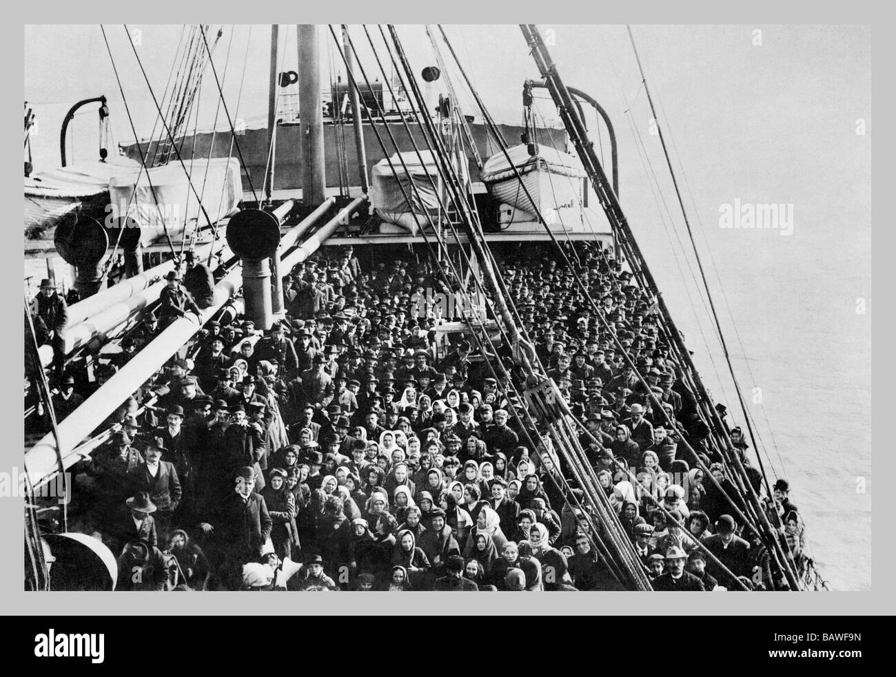 Multitud de Inmigrantes de pie en la plataforma Foto de stock